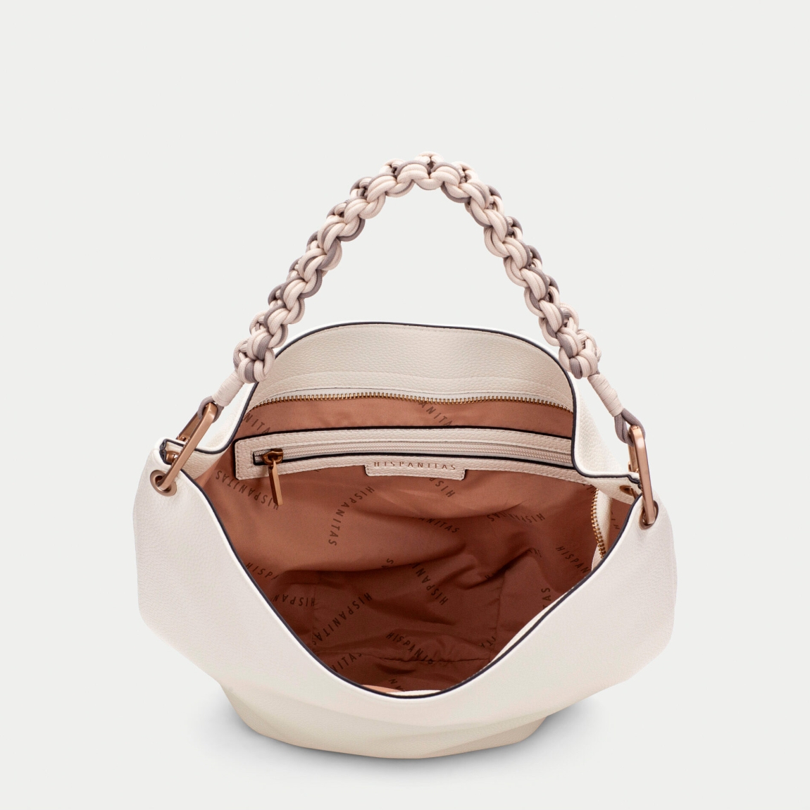 Bolso de hombro de la marca Hispanitas, modelo CAMIL. Exterior en piel color blanco con asa corta trenzada que añade un detalle artesanal al diseño. Correa ajustable para llevarlo al hombro o cruzado, permitiendo versatilidad en el uso. Cierre con cremallera permitiendo mayor seguridad. Medidas: 33CM X 26CM X 9CM.