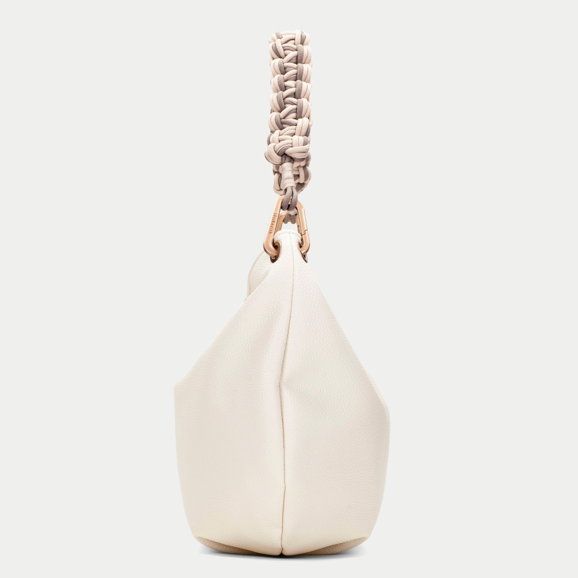 Bolso de hombro de la marca Hispanitas, modelo CAMIL. Exterior en piel color blanco con asa corta trenzada que añade un detalle artesanal al diseño. Correa ajustable para llevarlo al hombro o cruzado, permitiendo versatilidad en el uso. Cierre con cremallera permitiendo mayor seguridad. Medidas: 33CM X 26CM X 9CM.