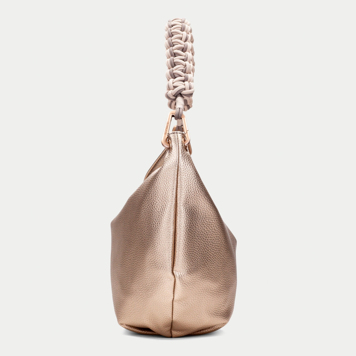 Bolso de hombro de la marca Hispanitas, modelo CAMIL. Exterior en piel color platino con asa corta trenzada que añade un detalle artesanal al diseño. Correa ajustable para llevarlo al hombro o cruzado, permitiendo versatilidad en el uso. Cierre con cremallera permitiendo mayor seguridad. Medidas: 33CM X 26CM X 9CM.