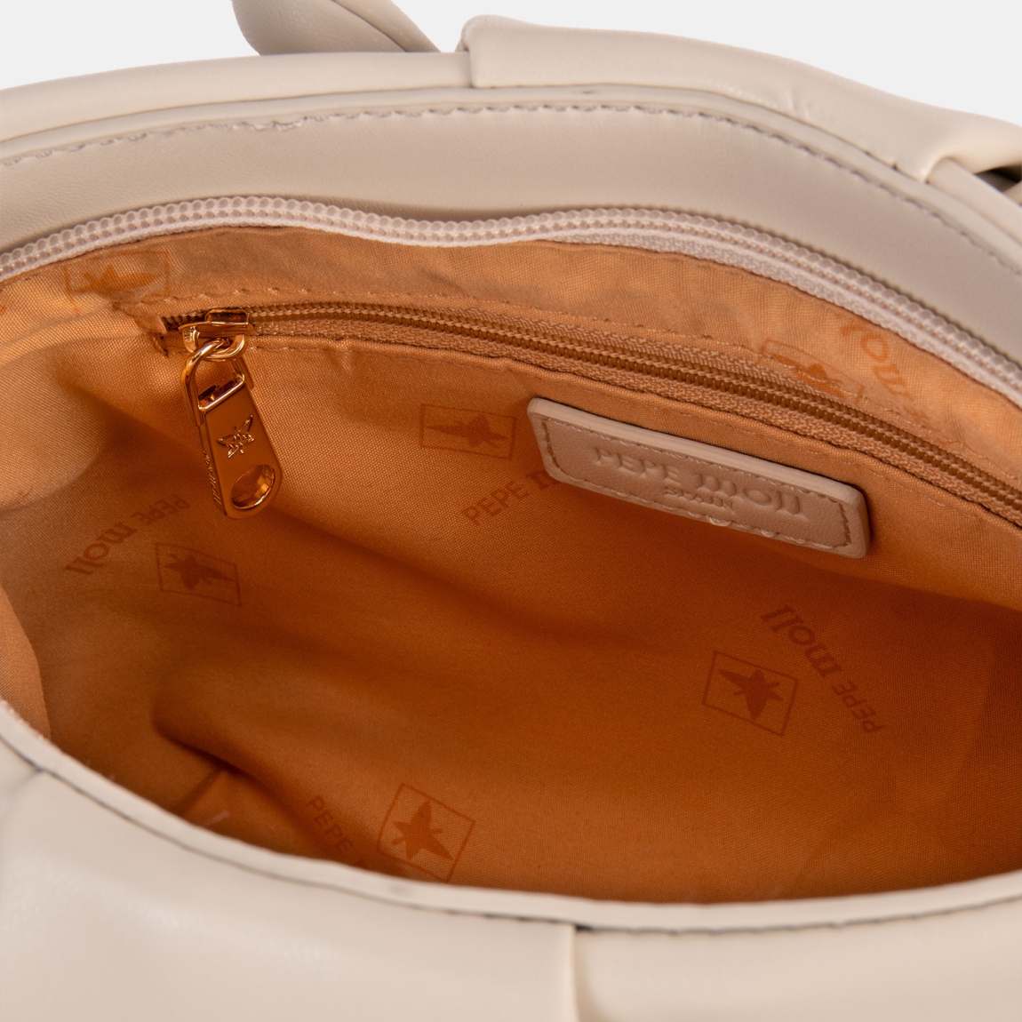 El bolso de mano de la marca Pepe Moll, modelo GIANE. Este bolso elaborado en polipiel color blanco es la fusión perfecta entre elegancia y tendencia. Su diseño estructurado con asas trenzadas aporta un aire sofisticado y moderno, ideal para elevar cualquier look. Versátil y espacioso, es la elección perfecta para el día a día o para ocasiones especiales donde el estilo es imprescindible. Cierre con cremallera. Medidas: alto 17cm y ancho 22cm.