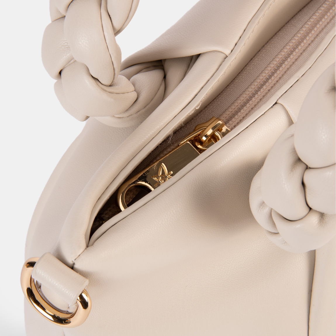 El bolso de mano de la marca Pepe Moll, modelo GIANE. Este bolso elaborado en polipiel color blanco es la fusión perfecta entre elegancia y tendencia. Su diseño estructurado con asas trenzadas aporta un aire sofisticado y moderno, ideal para elevar cualquier look. Versátil y espacioso, es la elección perfecta para el día a día o para ocasiones especiales donde el estilo es imprescindible. Cierre con cremallera. Medidas: alto 17cm y ancho 22cm.