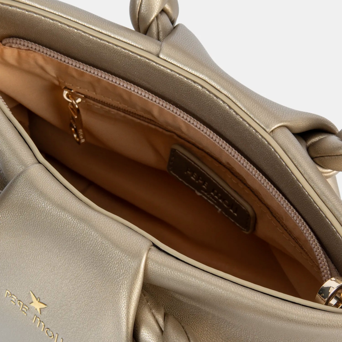 El bolso de mano de la marca Pepe Moll, modelo GIANE. Este bolso elaborado en polipiel color oro es la fusión perfecta entre elegancia y tendencia. Su diseño estructurado con asas trenzadas aporta un aire sofisticado y moderno, ideal para elevar cualquier look. Versátil y espacioso, es la elección perfecta para el día a día o para ocasiones especiales donde el estilo es imprescindible. Cierre con cremallera. Medidas: alto 17cm y ancho 22cm.