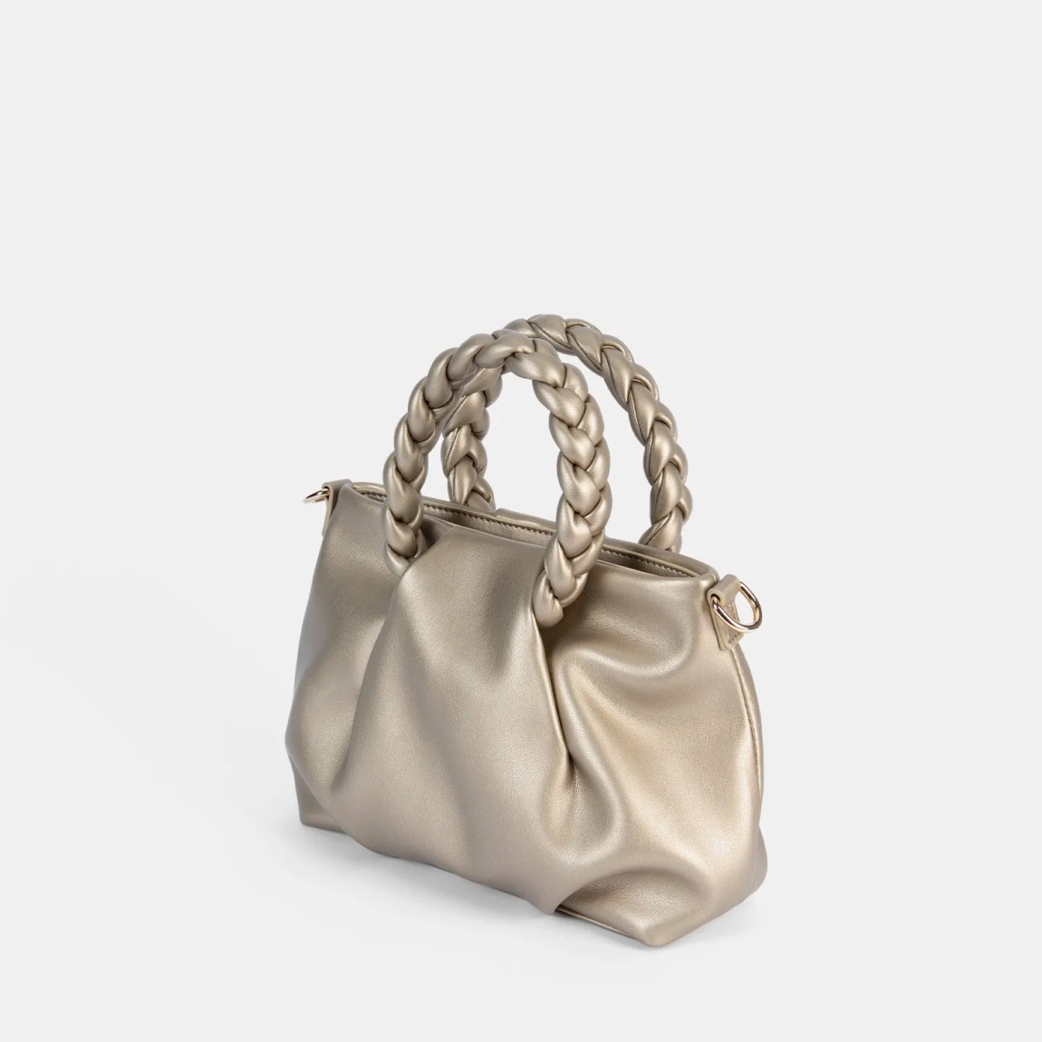 El bolso de mano de la marca Pepe Moll, modelo GIANE. Este bolso elaborado en polipiel color oro es la fusión perfecta entre elegancia y tendencia. Su diseño estructurado con asas trenzadas aporta un aire sofisticado y moderno, ideal para elevar cualquier look. Versátil y espacioso, es la elección perfecta para el día a día o para ocasiones especiales donde el estilo es imprescindible. Cierre con cremallera. Medidas: alto 17cm y ancho 22cm.