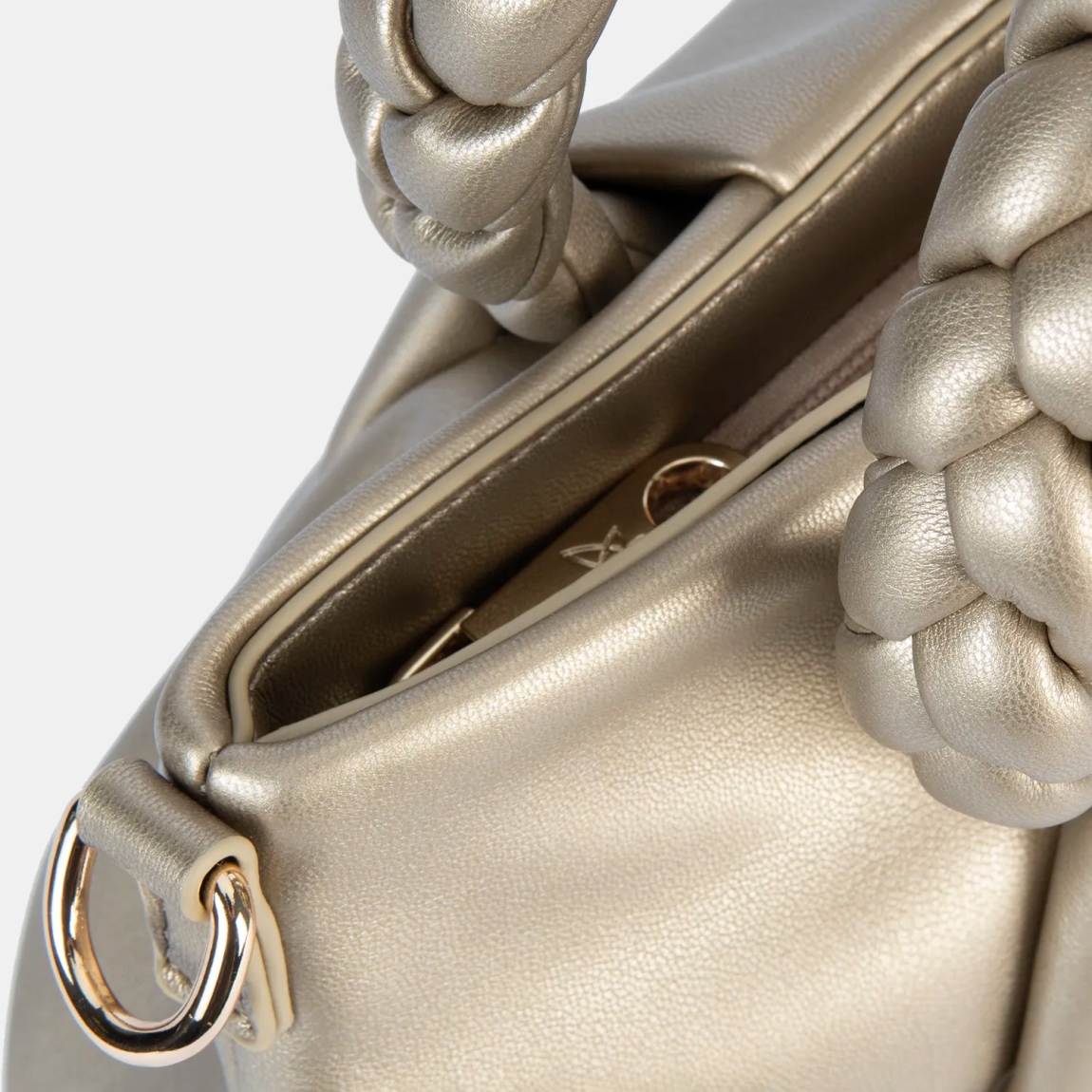 El bolso de mano de la marca Pepe Moll, modelo GIANE. Este bolso elaborado en polipiel color oro es la fusión perfecta entre elegancia y tendencia. Su diseño estructurado con asas trenzadas aporta un aire sofisticado y moderno, ideal para elevar cualquier look. Versátil y espacioso, es la elección perfecta para el día a día o para ocasiones especiales donde el estilo es imprescindible. Cierre con cremallera. Medidas: alto 17cm y ancho 22cm.