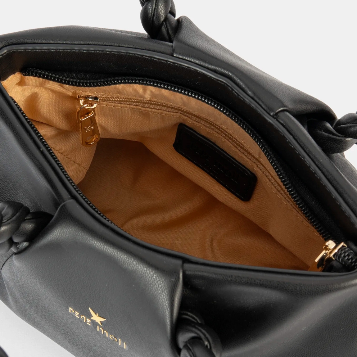 El bolso de mano de la marca Pepe Moll, modelo GIANE. Este bolso elaborado en polipiel color negro es la fusión perfecta entre elegancia y tendencia. Su diseño estructurado con asas trenzadas aporta un aire sofisticado y moderno, ideal para elevar cualquier look. Versátil y espacioso, es la elección perfecta para el día a día o para ocasiones especiales donde el estilo es imprescindible. Cierre con cremallera. Medidas: alto 17cm y ancho 22cm.