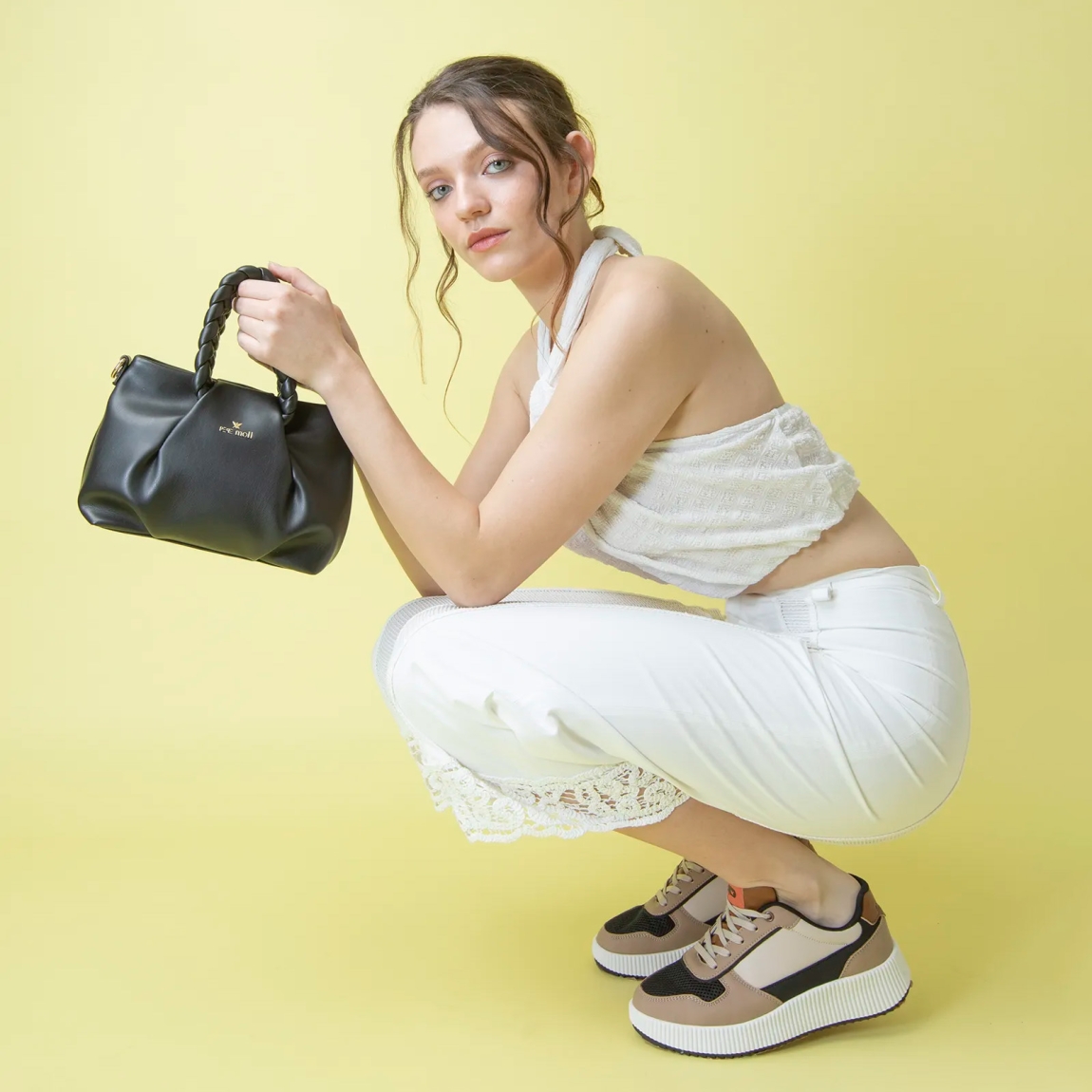 El bolso de mano de la marca Pepe Moll, modelo GIANE. Este bolso elaborado en polipiel color negro es la fusión perfecta entre elegancia y tendencia. Su diseño estructurado con asas trenzadas aporta un aire sofisticado y moderno, ideal para elevar cualquier look. Versátil y espacioso, es la elección perfecta para el día a día o para ocasiones especiales donde el estilo es imprescindible. Cierre con cremallera. Medidas: alto 17cm y ancho 22cm.