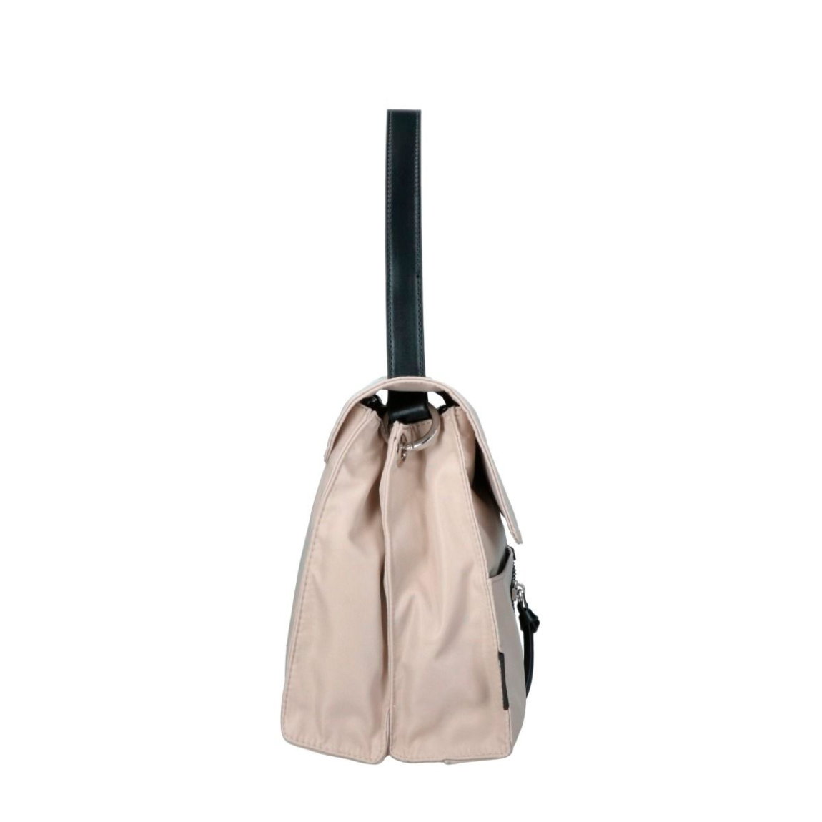 Bolso de la marca Rebelle, modelo CLIO STREET . Bolso elaborado en naylon color camel. Se caracteriza por su doble portabilidad, se puede llevar en la mano, y gracias a la correa de hombro desmontable y ajustable, se puede llevar cruzado. El interior está forrado y cuenta con dos prácticos bolsillos, uno pequeño y otro más grande. Cierre con botón. Medidas: alto 26cm y ancho 33cm.