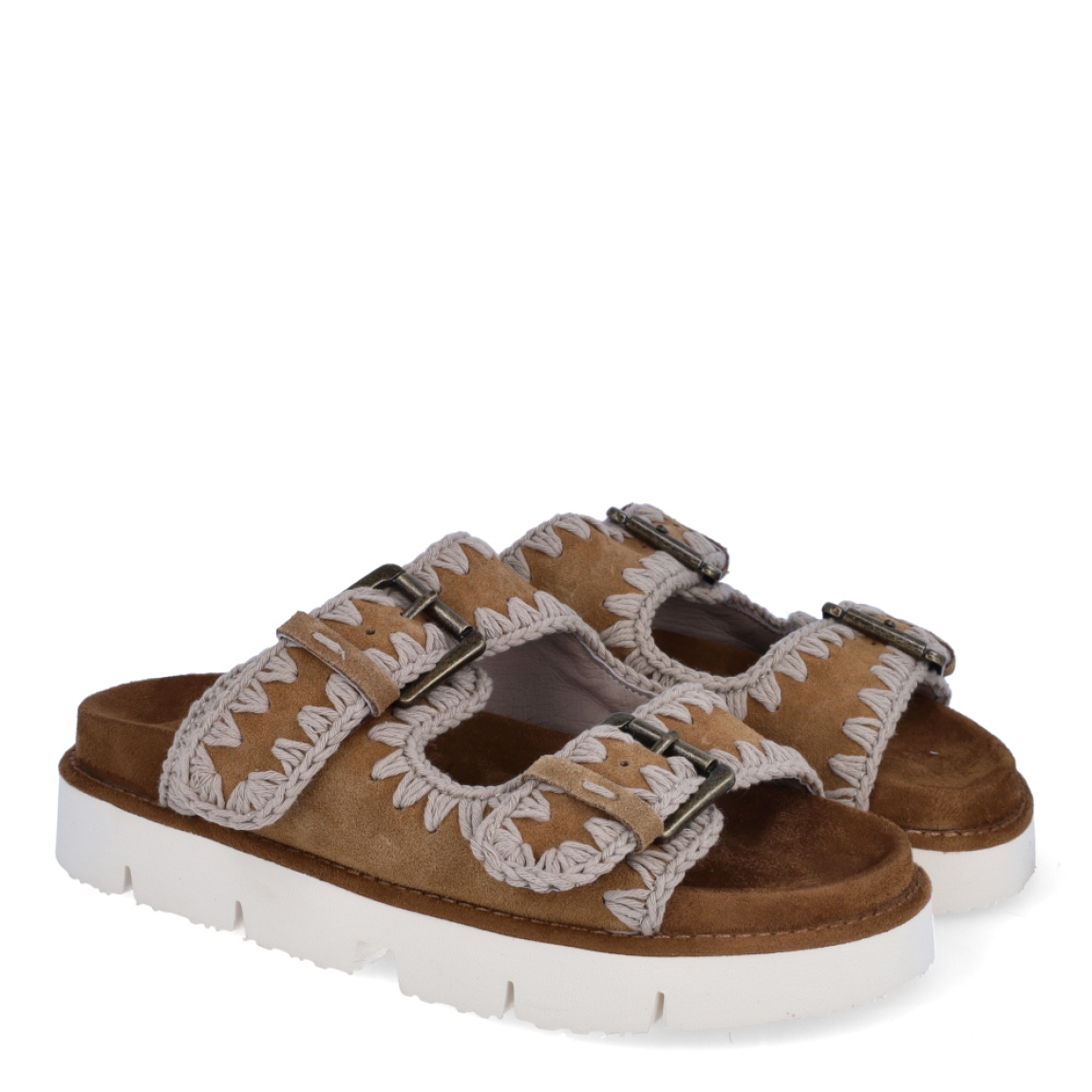 Sandalias Mou. modelo 10A. Estas elegantes sandalias bio est'an elaboradas de ante color marron con dos hebillas están fabricadas a mano con cuero de primera calidad y la característica costura de ganchillo de la marca. Este modelo cuenta con una ligera suela exterior de EVA y una plantilla acolchada de ante para mayor comodidad. Sandalias con plataforma de 3cm. Estas sandalias Mou 10A son ideales para esta temporada!
