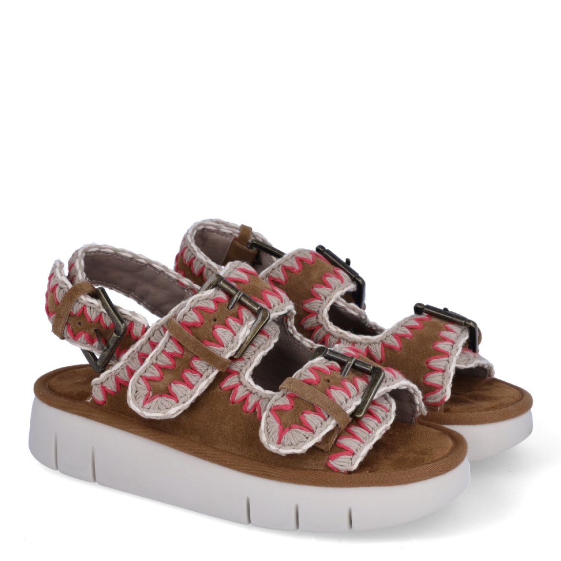 Sandalias Mou. modelo 16A. Estas elegantes sandalias bio estan elaboradas de ante color marron con tres hebillas que están fabricadas a mano con cuero de primera calidad y la característica costura de ganchillo de la marca. Este modelo cuenta con una ligera suela exterior de EVA y una plantilla acolchada de ante para mayor comodidad. Sandalias con plataforma de 3cm. Estas sandalias Mou 16A son ideales para esta temporada!