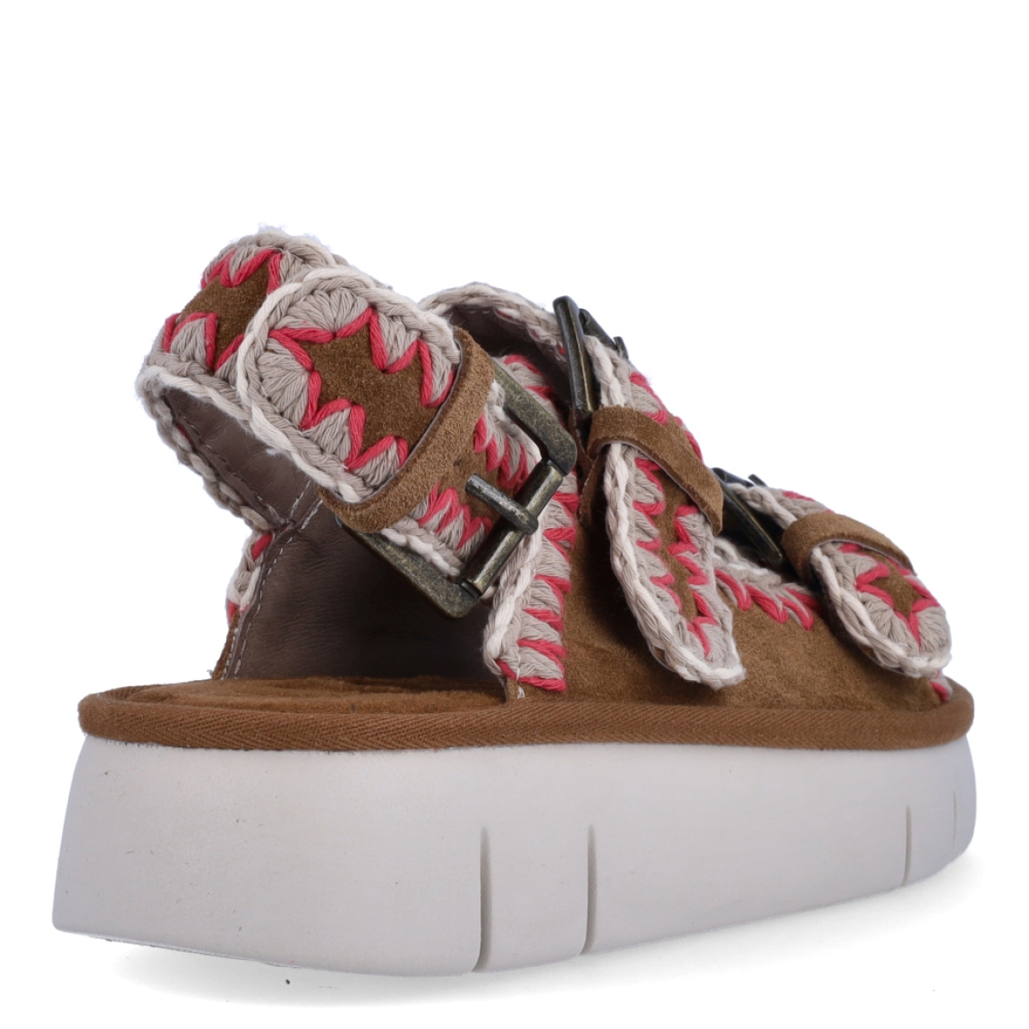 Sandalias Mou. modelo 16A. Estas elegantes sandalias bio estan elaboradas de ante color marron con tres hebillas que están fabricadas a mano con cuero de primera calidad y la característica costura de ganchillo de la marca. Este modelo cuenta con una ligera suela exterior de EVA y una plantilla acolchada de ante para mayor comodidad. Sandalias con plataforma de 3cm. Estas sandalias Mou 16A son ideales para esta temporada!