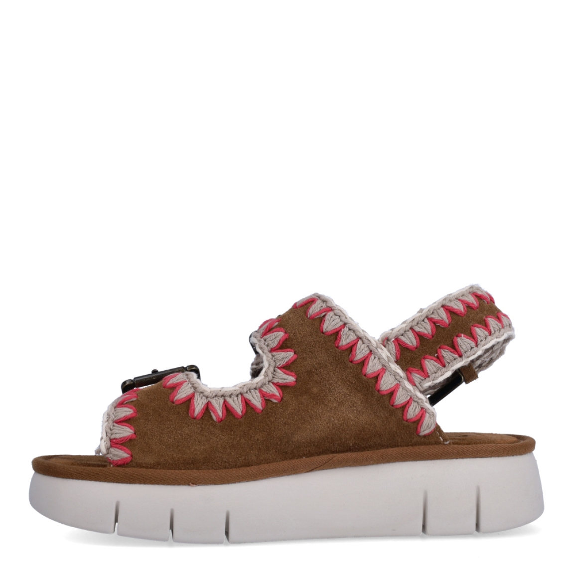 Sandalias Mou. modelo 16A. Estas elegantes sandalias bio estan elaboradas de ante color marron con tres hebillas que están fabricadas a mano con cuero de primera calidad y la característica costura de ganchillo de la marca. Este modelo cuenta con una ligera suela exterior de EVA y una plantilla acolchada de ante para mayor comodidad. Sandalias con plataforma de 3cm. Estas sandalias Mou 16A son ideales para esta temporada!