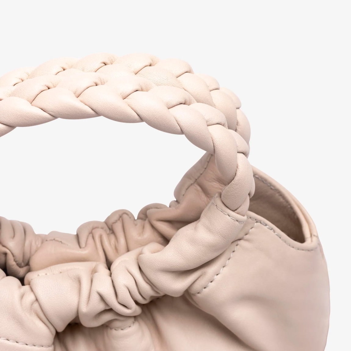 Bolso pequeño de la marca Unisa, modelo ZAMELI. Bolso de mano fabricado en piel color blanco. Asas redondas trenzadas de piel al tono. Bandolera ajustable crossbag en piel. Cierre mediante imán. El bolso ZAMELI es un complemento esencial para esta temporada.Medidas: 15cm x 23cm x 6cm