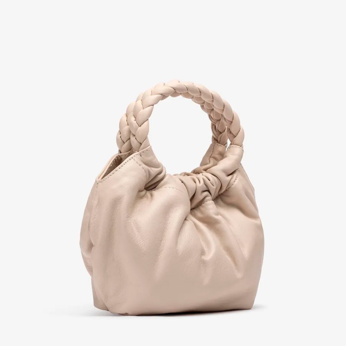 Bolso pequeño de la marca Unisa, modelo ZAMELI. Bolso de mano fabricado en piel color blanco. Asas redondas trenzadas de piel al tono. Bandolera ajustable crossbag en piel. Cierre mediante imán. El bolso ZAMELI es un complemento esencial para esta temporada.Medidas: 15cm x 23cm x 6cm