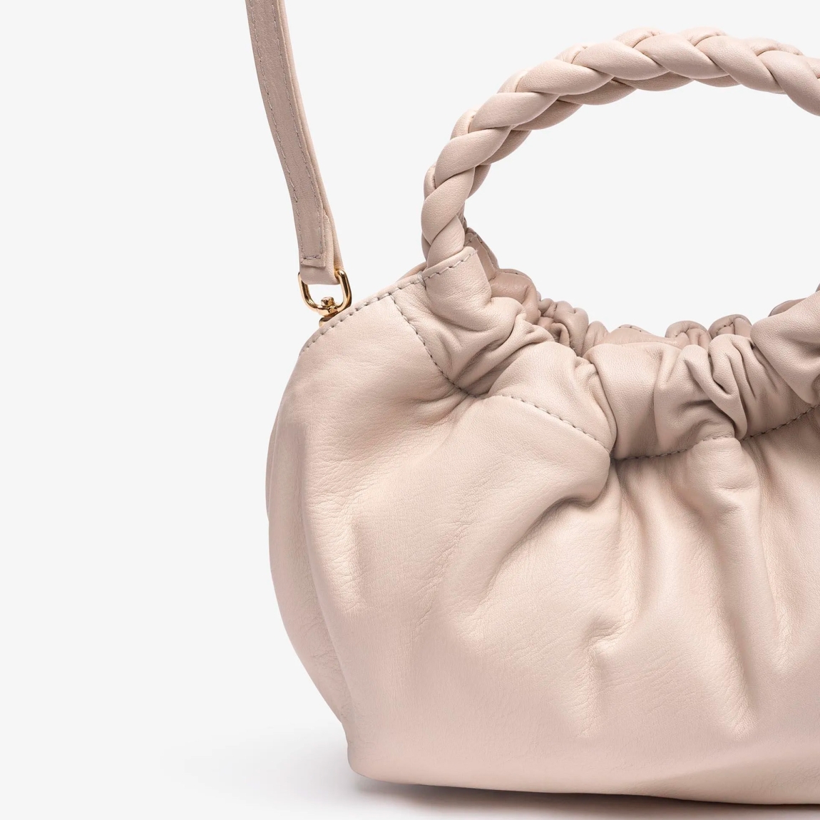 Bolso pequeño de la marca Unisa, modelo ZAMELI. Bolso de mano fabricado en piel color blanco. Asas redondas trenzadas de piel al tono. Bandolera ajustable crossbag en piel. Cierre mediante imán. El bolso ZAMELI es un complemento esencial para esta temporada.Medidas: 15cm x 23cm x 6cm