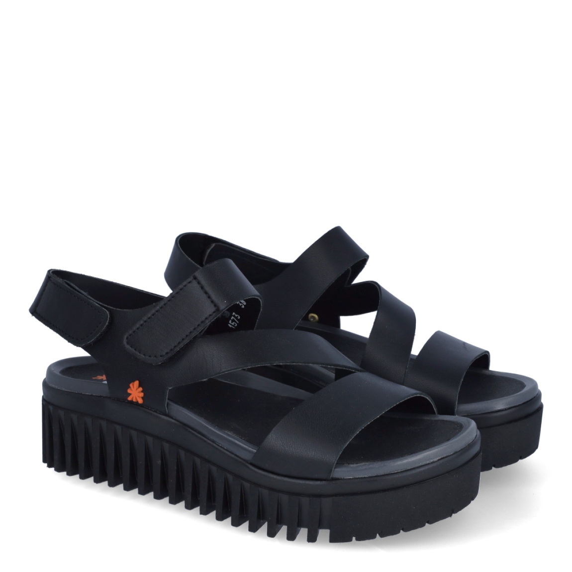 Sandalias de la marca Art, modelo BRIGHTON. Exterior elaborado en piel color negro con tiras cruzadas sobre pala. Interior en piel color negro con plantilla de microfibra softlight no removible. Cierre con velcro y una suela dentada con plataforma de 4cm de altura. Estas sandalias Art BRIGHTON son ideales para esta temporada!