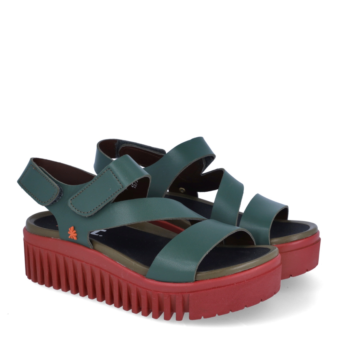 Sandalias de la marca Art, modelo BRIGHTON. Exterior elaborado en piel color verde con tiras cruzadas sobre pala. Interior en piel verde negro con plantilla de microfibra softlight no removible. Cierre con velcro y una suela dentada con plataforma de 4cm de altura. Estas sandalias Art BRIGHTON son ideales para esta temporada!