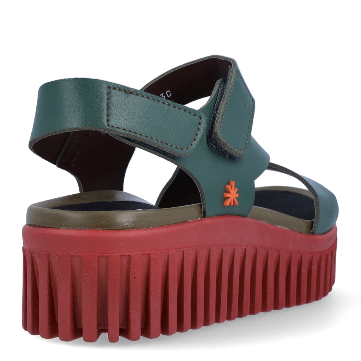 Sandalias de la marca Art, modelo BRIGHTON. Exterior elaborado en piel color verde con tiras cruzadas sobre pala. Interior en piel verde negro con plantilla de microfibra softlight no removible. Cierre con velcro y una suela dentada con plataforma de 4cm de altura. Estas sandalias Art BRIGHTON son ideales para esta temporada!
