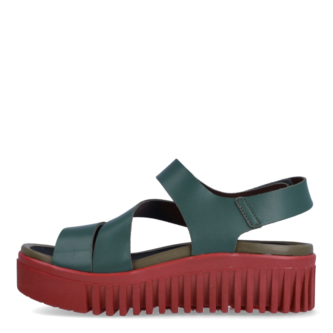 Sandalias de la marca Art, modelo BRIGHTON. Exterior elaborado en piel color verde con tiras cruzadas sobre pala. Interior en piel verde negro con plantilla de microfibra softlight no removible. Cierre con velcro y una suela dentada con plataforma de 4cm de altura. Estas sandalias Art BRIGHTON son ideales para esta temporada!
