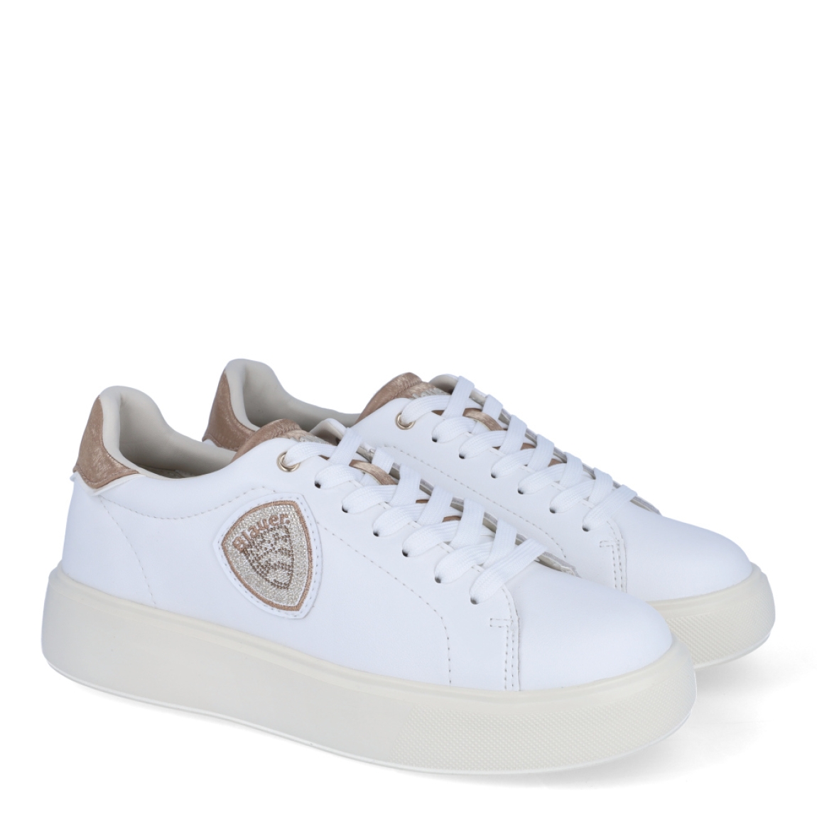 Deportiva de la marca Blauer, modelo VENUS. Exterior del la deportiva de piel de color blanco. Interior de la deportiva de piel y de forro textil. Logotipo blauer de pedrería plateada en el lateral exterior. Cierre de la deportiva con cordones. Deportiva con cuña de 3,5 cm de plataforma. La deportiva de Blauer, modelo VENUS, es una deportiva muy cómoda e ideal para el invierno. Queda bien con todo y es una pieza clave para dar un toque estiloso a tus looks de invierno.