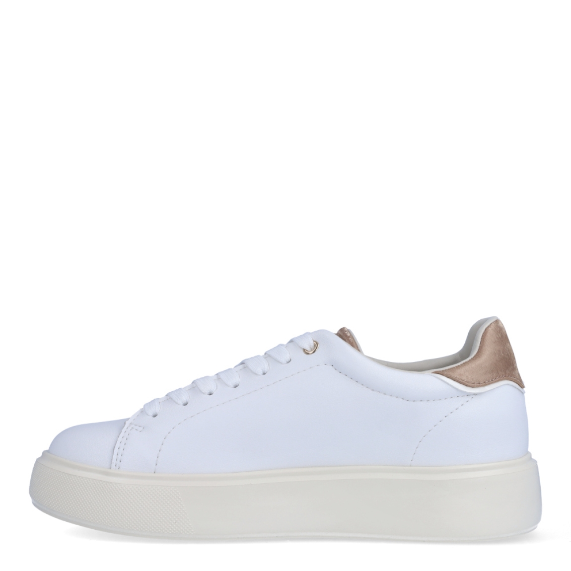Deportiva de la marca Blauer, modelo VENUS. Exterior del la deportiva de piel de color blanco. Interior de la deportiva de piel y de forro textil. Logotipo blauer de pedrería plateada en el lateral exterior. Cierre de la deportiva con cordones. Deportiva con cuña de 3,5 cm de plataforma. La deportiva de Blauer, modelo VENUS, es una deportiva muy cómoda e ideal para el invierno. Queda bien con todo y es una pieza clave para dar un toque estiloso a tus looks de invierno.