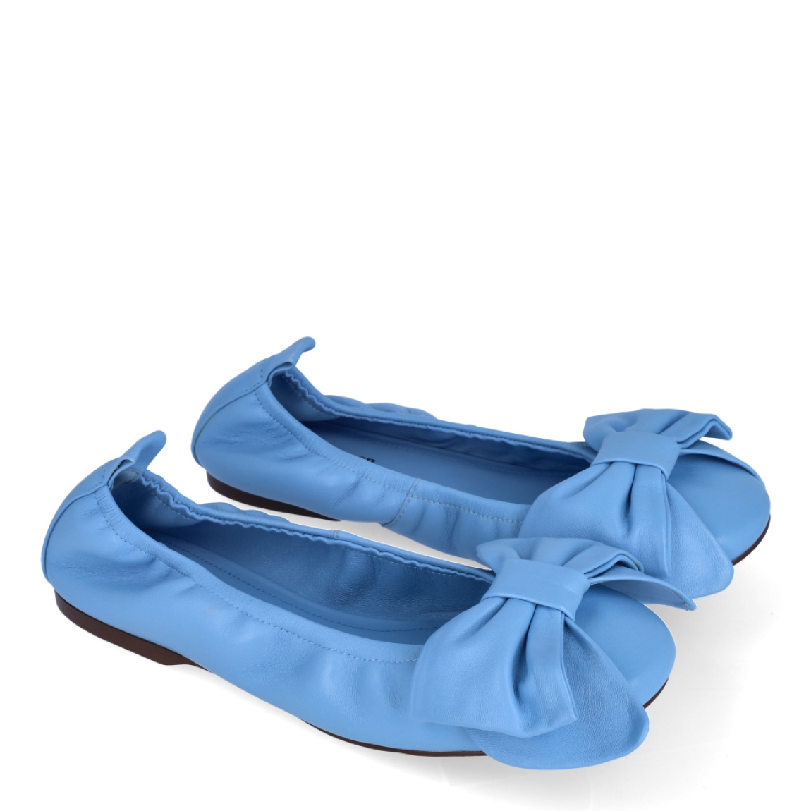 Bailarinas de la marca Ines Palliser, modelo PEGGY. Exterior en piel color azul con detalle de lazo en la pala. Interior en piel color azul con plantilla acolchada y extraíble para máxima comodidad. Bailarinas con suela de goma. Estas bailarinas Ines Palliser, modelo PEGGY son ideales para tu día a día!