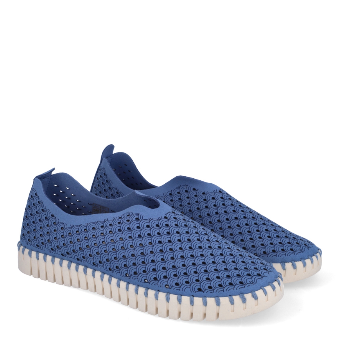 Deportivas de la marca Ilse Jacobsen, modelo Tulip Slip-In. Exterior elaborado en neopreno con efecto troquelado color azul. Interior en color beig. Suela de goma con 2cm de plataforma. Estas deportivas Tulip Slip-In son ideales en comodidad y estilo!