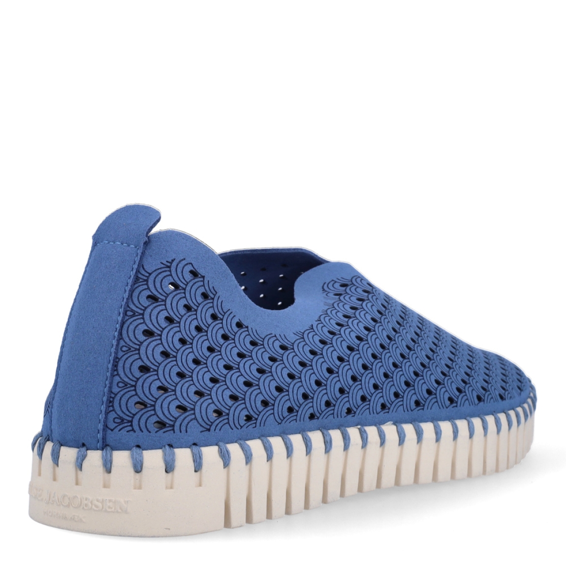 Deportivas de la marca Ilse Jacobsen, modelo Tulip Slip-In. Exterior elaborado en neopreno con efecto troquelado color azul. Interior en color beig. Suela de goma con 2cm de plataforma. Estas deportivas Tulip Slip-In son ideales en comodidad y estilo!