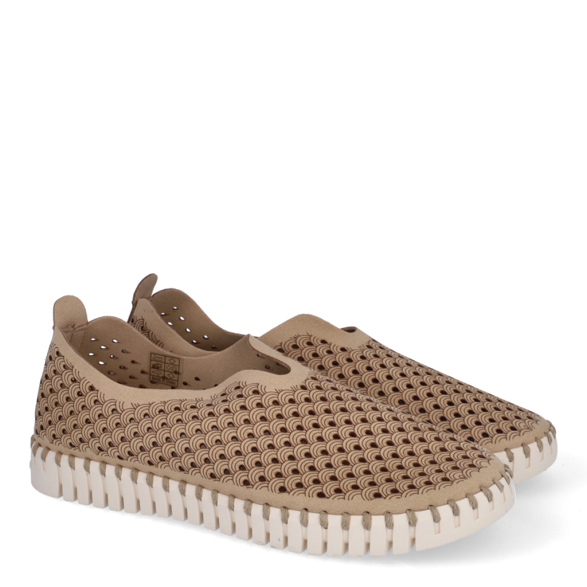 Deportivas de la marca Ilse Jacobsen, modelo Tulip Slip-In. Exterior elaborado en neopreno con efecto troquelado color camel. Interior en color beig. Suela de goma con 2cm de plataforma. Estas deportivas Tulip Slip-In son ideales en comodidad y estilo!