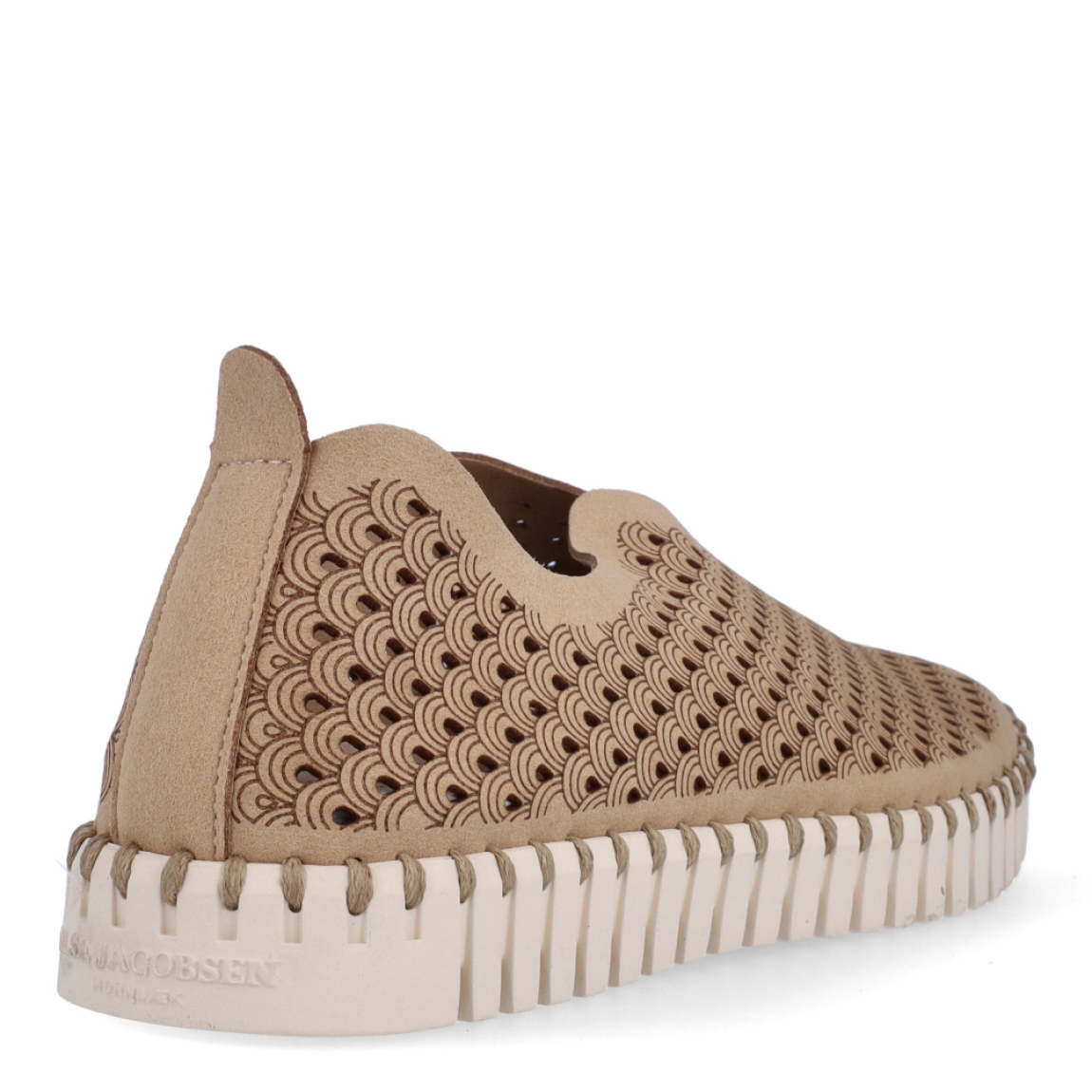 Deportivas de la marca Ilse Jacobsen, modelo Tulip Slip-In. Exterior elaborado en neopreno con efecto troquelado color camel. Interior en color beig. Suela de goma con 2cm de plataforma. Estas deportivas Tulip Slip-In son ideales en comodidad y estilo!