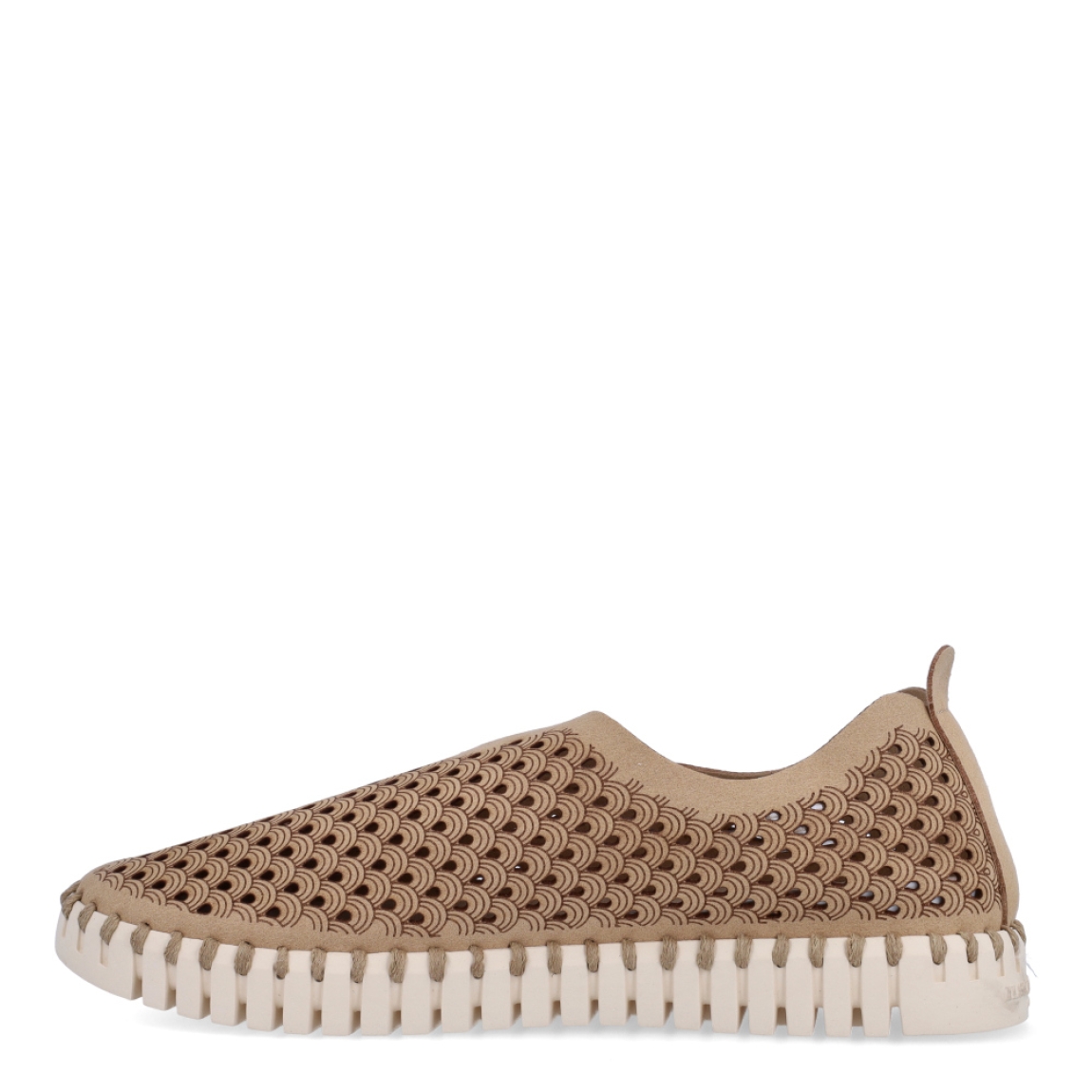 Deportivas de la marca Ilse Jacobsen, modelo Tulip Slip-In. Exterior elaborado en neopreno con efecto troquelado color camel. Interior en color beig. Suela de goma con 2cm de plataforma. Estas deportivas Tulip Slip-In son ideales en comodidad y estilo!