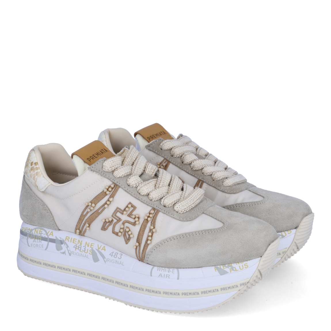 Deportiivas de la marca Premiata, modelo BETH. Exterior de la deportivas en ante color beig con efecto rejilla y aplicaciones de perlas. Interior en piel color blanco. Cierre de las deportivas Premiata con cordones beig. Deportivas con plataforma de 5cm de altura con detalle de estampado. Estas deportivas Premiata BETH son la combinación perfecte entre lo clásico, cómodo y original. Será tu complemento perfecto para esta temporada!