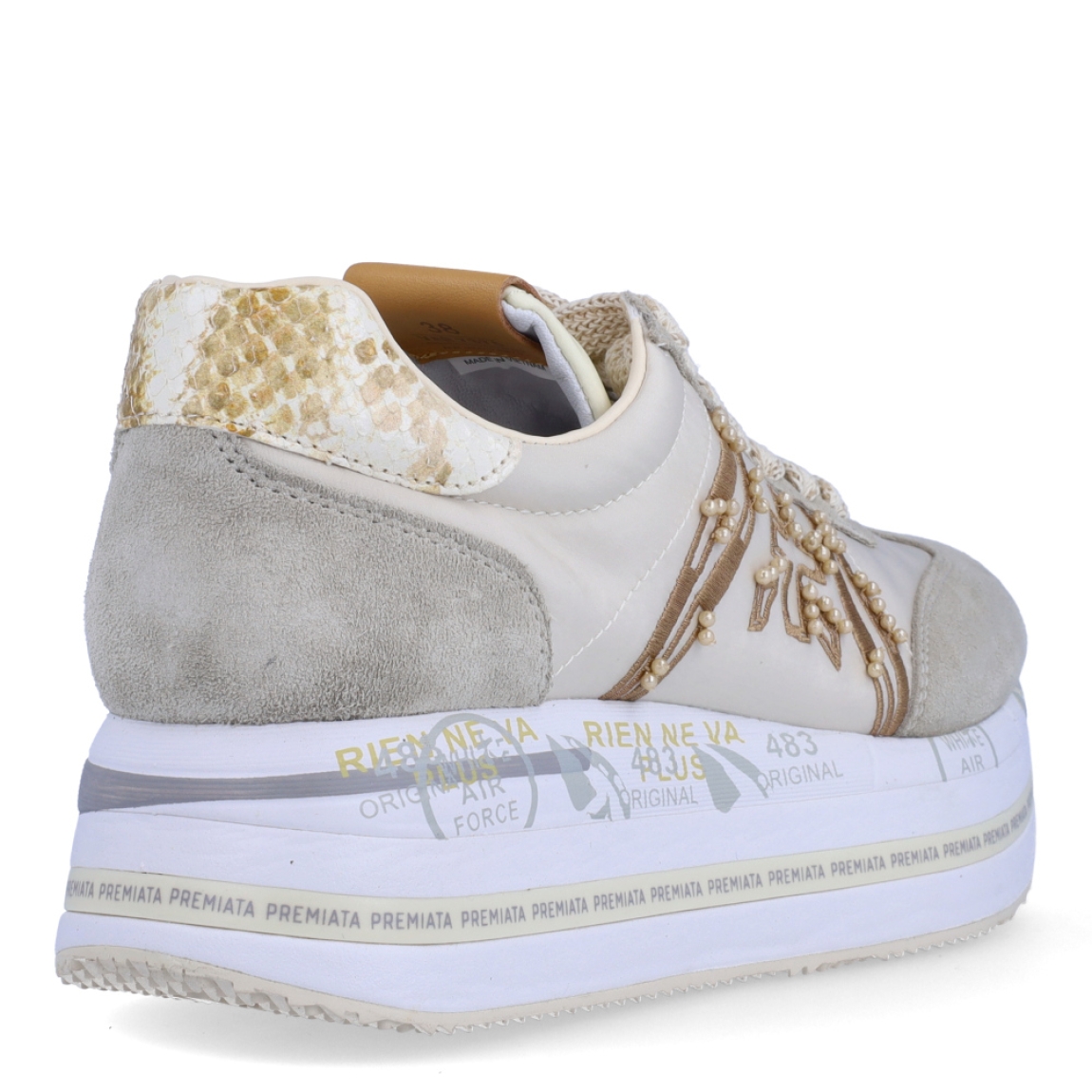 Deportiivas de la marca Premiata, modelo BETH. Exterior de la deportivas en ante color beig con efecto rejilla y aplicaciones de perlas. Interior en piel color blanco. Cierre de las deportivas Premiata con cordones beig. Deportivas con plataforma de 5cm de altura con detalle de estampado. Estas deportivas Premiata BETH son la combinación perfecte entre lo clásico, cómodo y original. Será tu complemento perfecto para esta temporada!