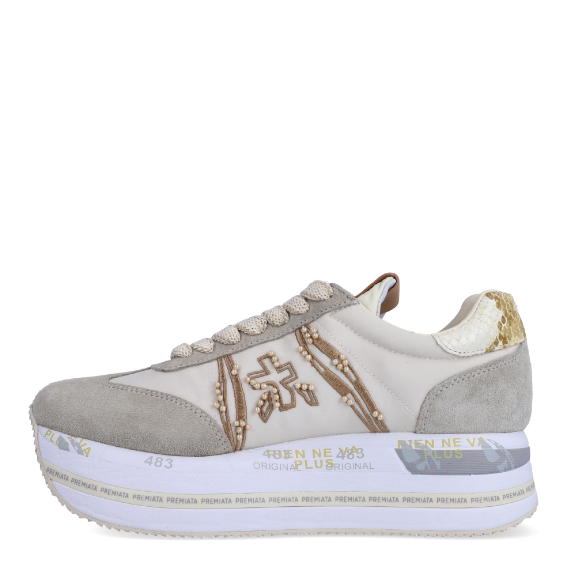 Deportiivas de la marca Premiata, modelo BETH. Exterior de la deportivas en ante color beig con efecto rejilla y aplicaciones de perlas. Interior en piel color blanco. Cierre de las deportivas Premiata con cordones beig. Deportivas con plataforma de 5cm de altura con detalle de estampado. Estas deportivas Premiata BETH son la combinación perfecte entre lo clásico, cómodo y original. Será tu complemento perfecto para esta temporada!