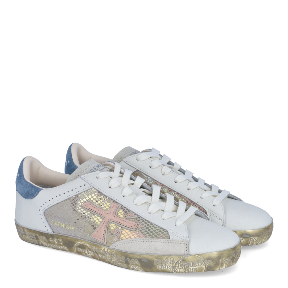 Deportivas de la marca Premiata, modelo STEVEND. Exterior de las deportivas en piel color hielo con detalle de logo de la marca en color rosa. Interior de las deportivas en piel color blanco. Cierre de las deportivas Premiata con cordones. Deportivas con suela plana. Estas deportivas Premiata STEVEND son un complemento ideal para tu armario de temporada!