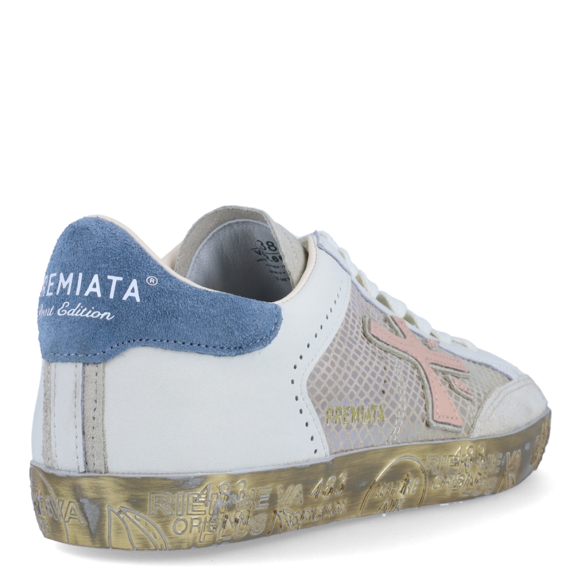 Deportivas de la marca Premiata, modelo STEVEND. Exterior de las deportivas en piel color hielo con detalle de logo de la marca en color rosa. Interior de las deportivas en piel color blanco. Cierre de las deportivas Premiata con cordones. Deportivas con suela plana. Estas deportivas Premiata STEVEND son un complemento ideal para tu armario de temporada!