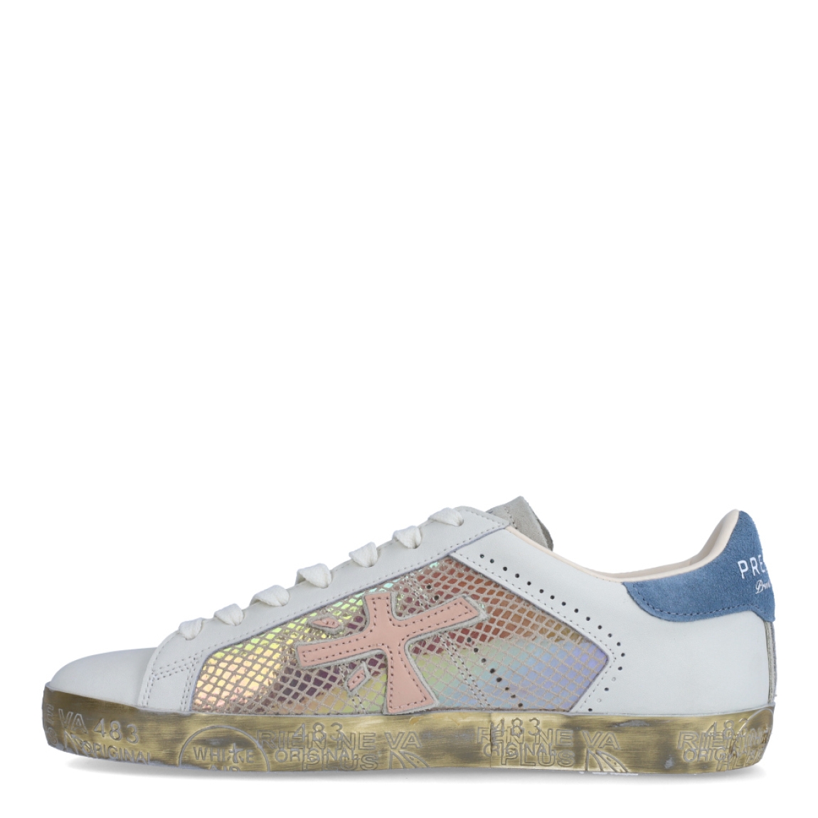 Deportivas de la marca Premiata, modelo STEVEND. Exterior de las deportivas en piel color hielo con detalle de logo de la marca en color rosa. Interior de las deportivas en piel color blanco. Cierre de las deportivas Premiata con cordones. Deportivas con suela plana. Estas deportivas Premiata STEVEND son un complemento ideal para tu armario de temporada!
