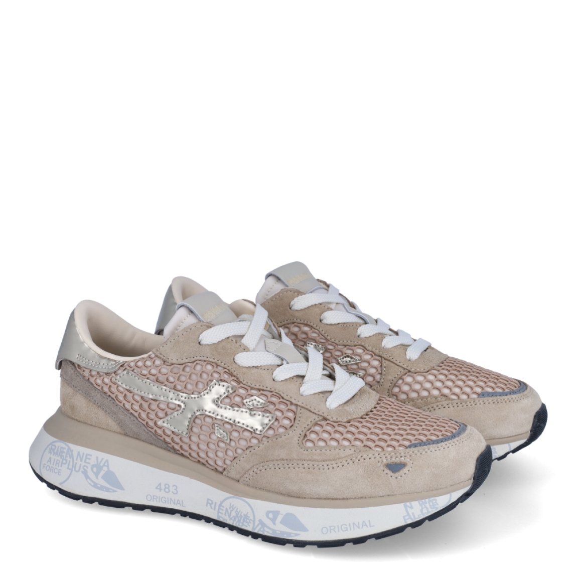 Deportivas de la marca Premiata, modelo LAURYN. Exterior de las deportivas en tela color beig con efecto rejilla con detalle del logo en color plateado y aplicaciones ante color beig. Interior de las deportivas en piel color blanco. Cierre de las deportivas Premiata con cordones. Deportivas con cuña de 3cm de altura. Estas deportivas Premiata LAURYN son un complemento ideal para tu armario de temporada!