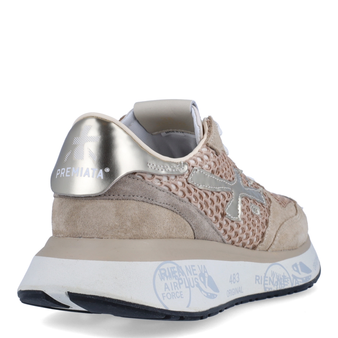 Deportivas de la marca Premiata, modelo LAURYN. Exterior de las deportivas en tela color beig con efecto rejilla con detalle del logo en color plateado y aplicaciones ante color beig. Interior de las deportivas en piel color blanco. Cierre de las deportivas Premiata con cordones. Deportivas con cuña de 3cm de altura. Estas deportivas Premiata LAURYN son un complemento ideal para tu armario de temporada!