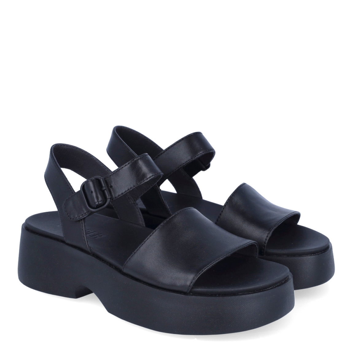 Sandalias para mujer de la marca Camper, modelo TASHA. Elaboradas en piel negra con plantillas de EVA y suelas de EVA XL EXTRALIGHT. Cierre con hebilla. Tasha es una atrevida plataforma con plantilla anatómica, suela ligera y empeine suave y acolchado que se convertirá en tu compañera diaria del verano.