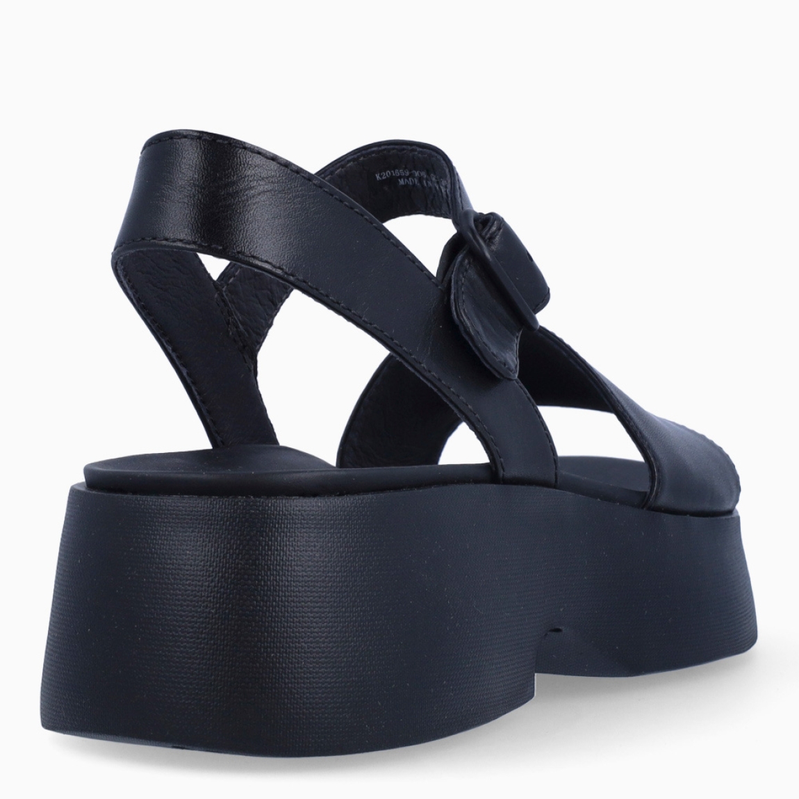Sandalias para mujer de la marca Camper, modelo TASHA. Elaboradas en piel negra con plantillas de EVA y suelas de EVA XL EXTRALIGHT. Cierre con hebilla. Tasha es una atrevida plataforma con plantilla anatómica, suela ligera y empeine suave y acolchado que se convertirá en tu compañera diaria del verano.