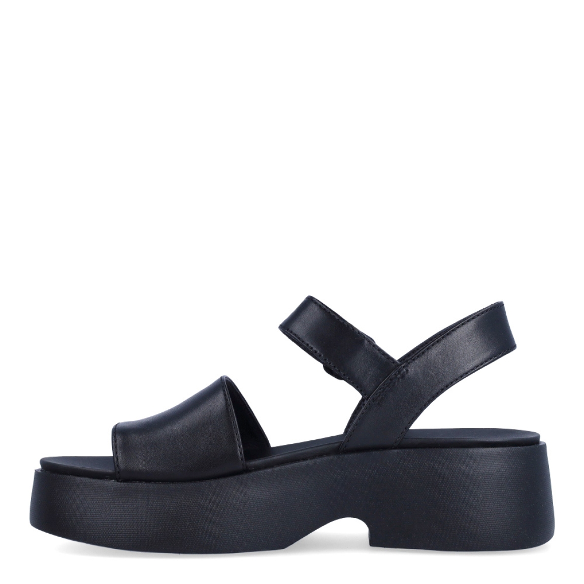 Sandalias para mujer de la marca Camper, modelo TASHA. Elaboradas en piel negra con plantillas de EVA y suelas de EVA XL EXTRALIGHT. Cierre con hebilla. Tasha es una atrevida plataforma con plantilla anatómica, suela ligera y empeine suave y acolchado que se convertirá en tu compañera diaria del verano.