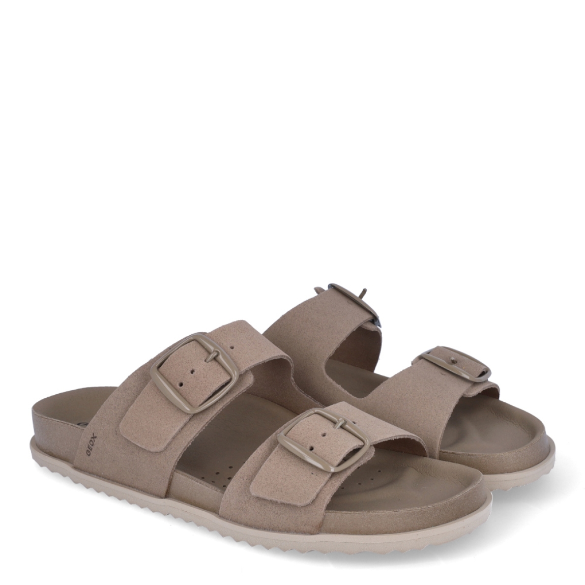 Sandalia para mujer de la marca Geox modelo SANDYBETT. Elaborada en neopreno color taupe, de estilo diario, que garantiza confort y transpirabilidad durante todo el día. Cierre con doble hebilla en pala. Este modelo, cuenta con una empella de suave gamuza. Ideal para la ciudad, Sandybett está pensada para añadir un toque moderno a los looks de verano.