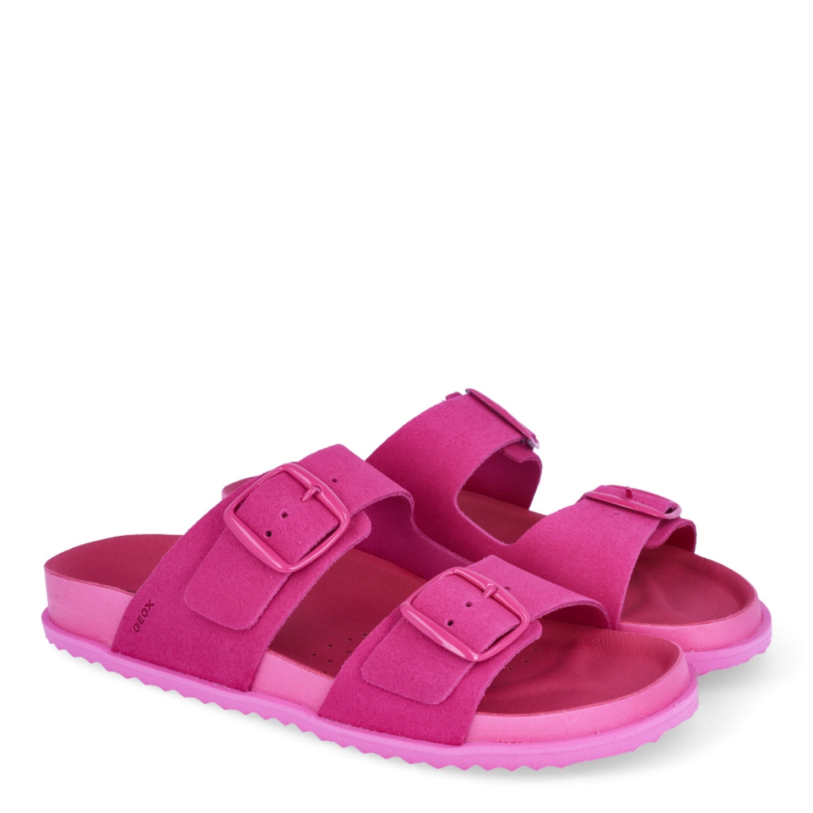 Sandalia para mujer de la marca Geox modelo SANDYBETT. Elaborada en neopreno color fucsia, de estilo diario, que garantiza confort y transpirabilidad durante todo el día. Cierre con doble hebilla en pala. Este modelo, cuenta con una empella de suave gamuza. Ideal para la ciudad, Sandybett está pensada para añadir un toque moderno a los looks de verano.