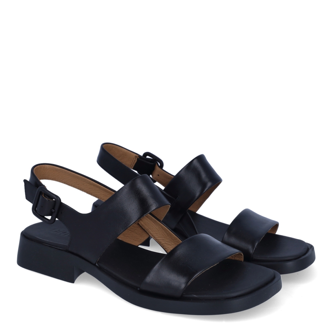 Sandalias de mujer de la marca Camper, modelo DANA. Elaborada en piel negra con plantillas recicladas OrthoLite y suelas de EVA XL EXTRALIGHT. Cierre con hebilla. Con un diseño fresco para el día a día, Dana combina versatilidad con detalles contemporáneos.