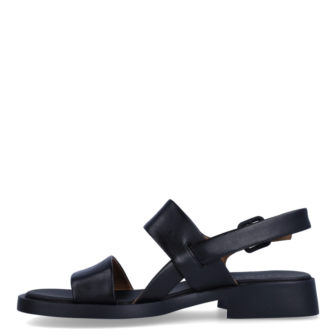 Sandalias de mujer de la marca Camper, modelo DANA. Elaborada en piel negra con plantillas recicladas OrthoLite y suelas de EVA XL EXTRALIGHT. Cierre con hebilla. Con un diseño fresco para el día a día, Dana combina versatilidad con detalles contemporáneos.