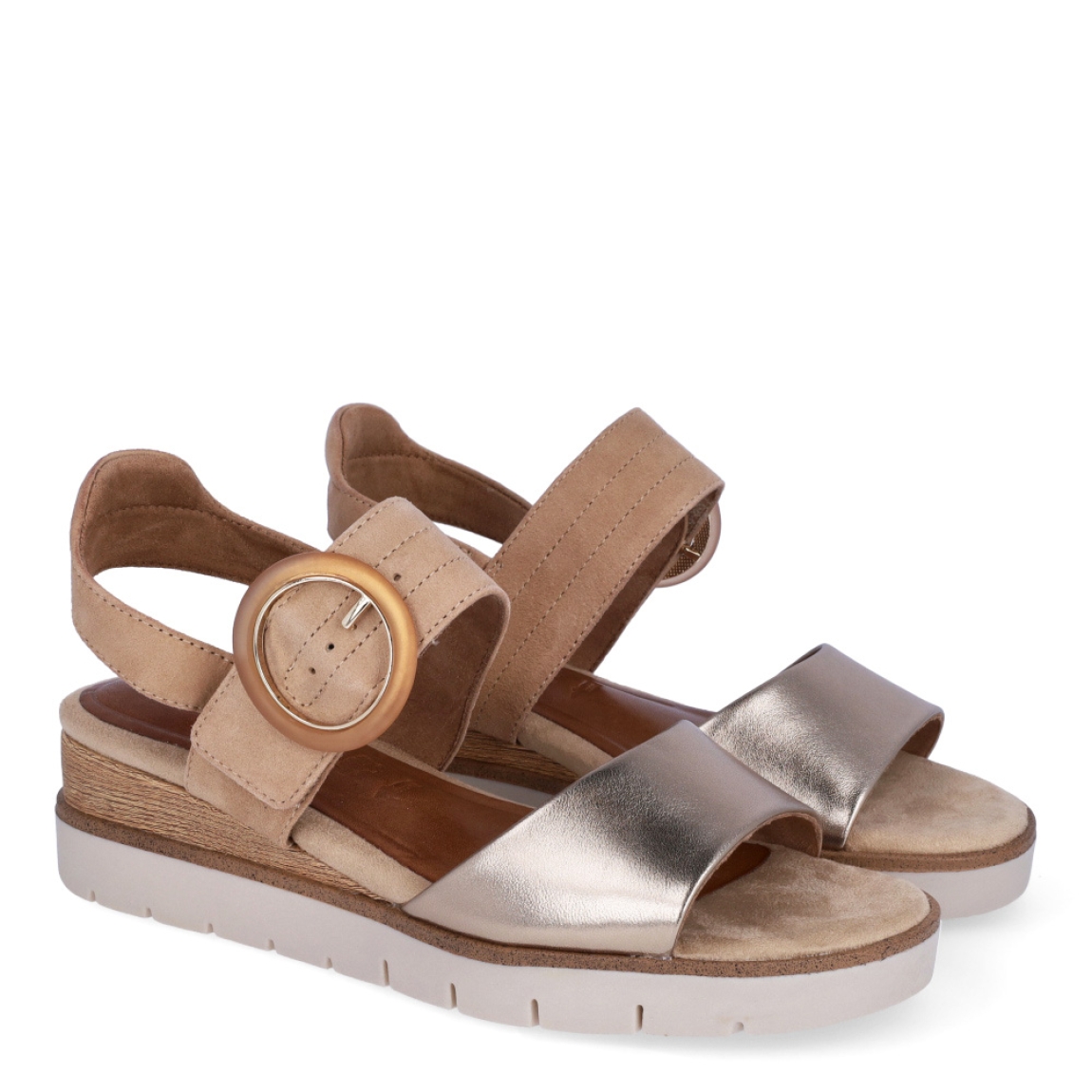 Sandalias de la marca Tamaris, modelo JOANNA. Exterior en piel color platino brillante con detalle en ante color cuero. Interior en ante y piel color cuero. Cierre de sandalias Tamaris con hebillla. Sandalias clásias con cuña de 4cm de altura. Estas sandalias Tamaris JOANNA son ideales para esta temporada!