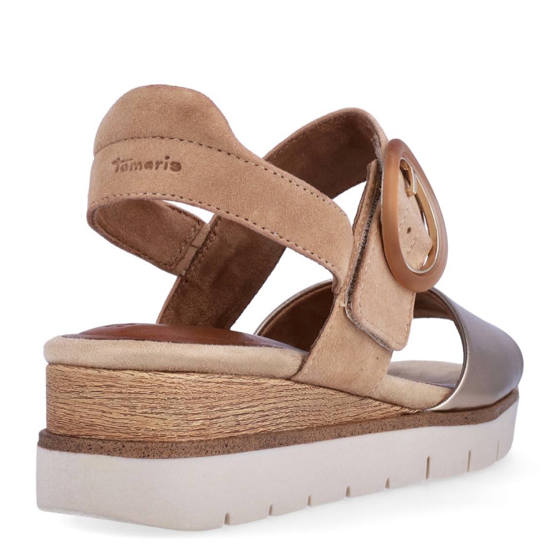 Sandalias de la marca Tamaris, modelo JOANNA. Exterior en piel color platino brillante con detalle en ante color cuero. Interior en ante y piel color cuero. Cierre de sandalias Tamaris con hebillla. Sandalias clásias con cuña de 4cm de altura. Estas sandalias Tamaris JOANNA son ideales para esta temporada!