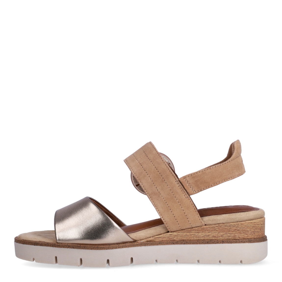 Sandalias de la marca Tamaris, modelo JOANNA. Exterior en piel color platino brillante con detalle en ante color cuero. Interior en ante y piel color cuero. Cierre de sandalias Tamaris con hebillla. Sandalias clásias con cuña de 4cm de altura. Estas sandalias Tamaris JOANNA son ideales para esta temporada!