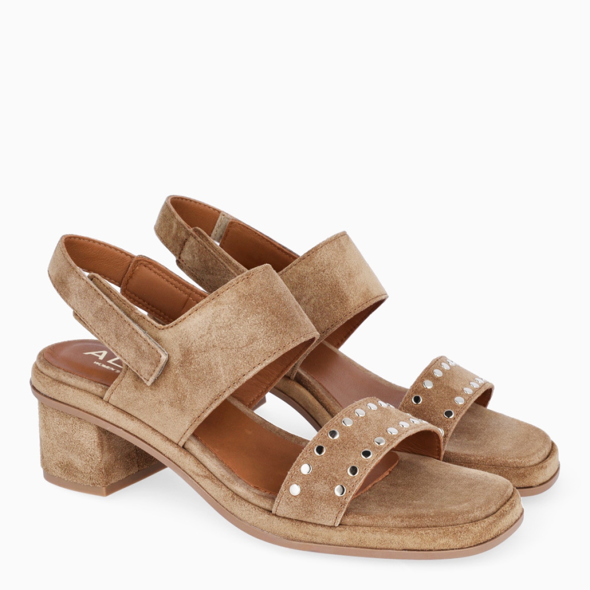 Sandalias de la marca Alpe, modelo SENDA. Exterior en ante color cuero con detalle de tachuelas en tira de pala. Interior en ante y piel color cuero. Cierre de sandalias Alpe con hebilla en tobillo. Sandalias con tacón de 5cm de altura. Estas sandalias Alpe SENDA es un complemento ideal para tus looks de temporada!