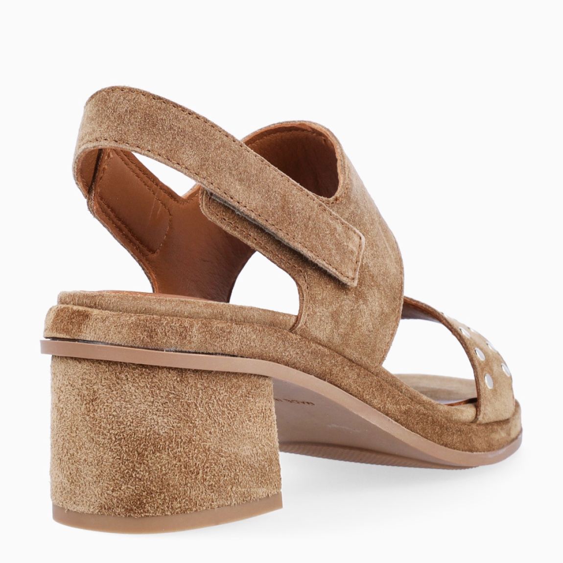 Sandalias de la marca Alpe, modelo SENDA. Exterior en ante color cuero con detalle de tachuelas en tira de pala. Interior en ante y piel color cuero. Cierre de sandalias Alpe con hebilla en tobillo. Sandalias con tacón de 5cm de altura. Estas sandalias Alpe SENDA es un complemento ideal para tus looks de temporada!
